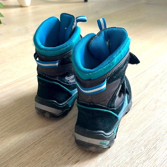 Waterproof winter boots kids size 11, very warm, great condition - Picture 3 of 4